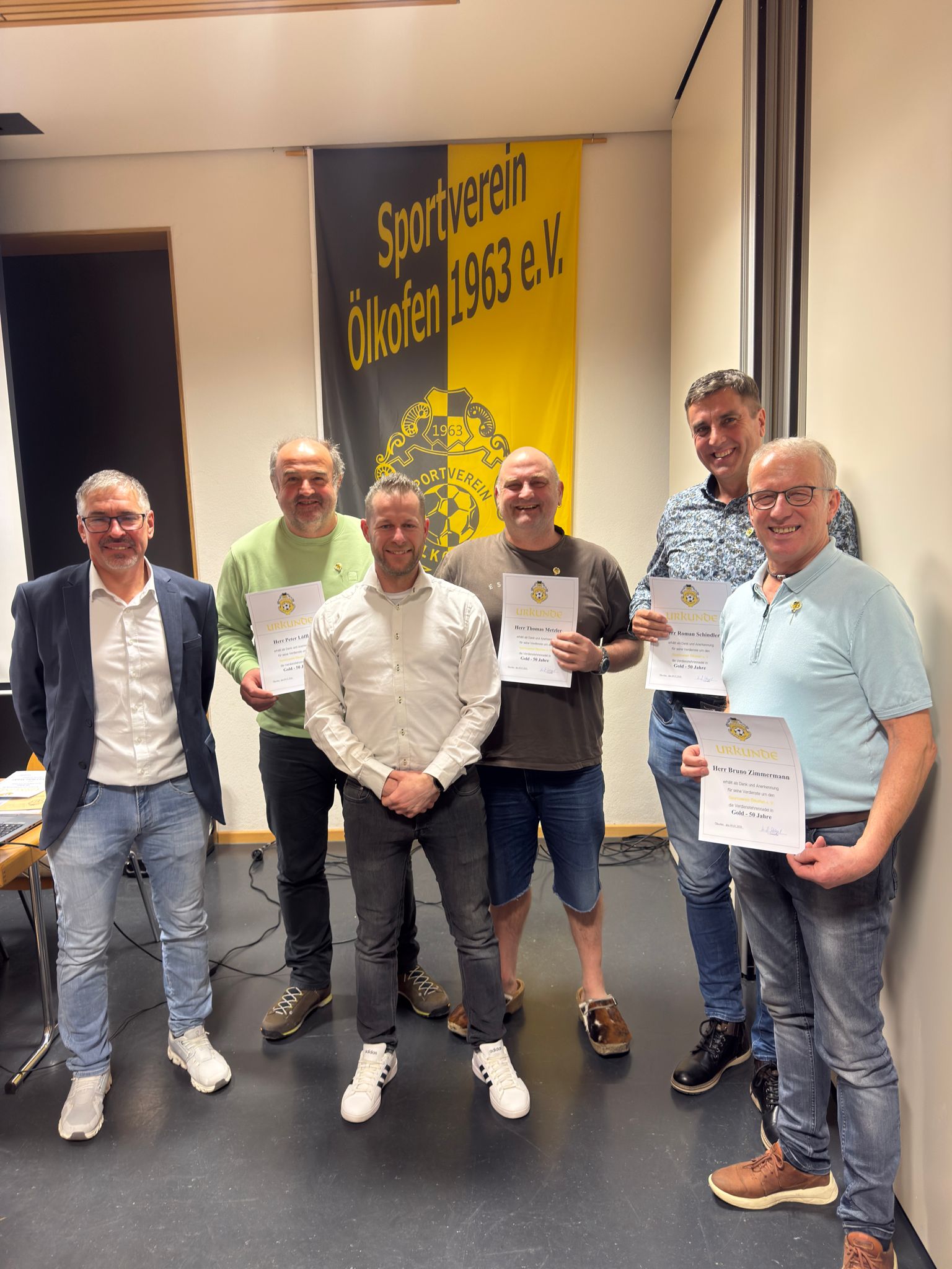 Goldene Ehrennadel mit Lorbeerkranz